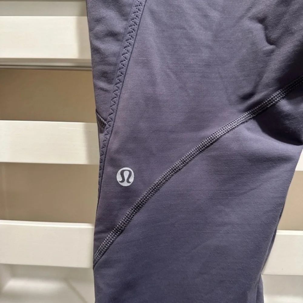 Lululemon Women's Size 8 Workout Activewear Cropped Leggings‎ Purple/Gray